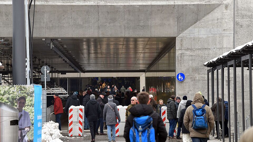Menschen laufen in den Hintereingang des Untergrunds des Augsburger Hauptbahnhofs. Ein Klick sorgt für eine Großansicht des Bildes.
