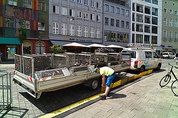Laster mit Absperrungen