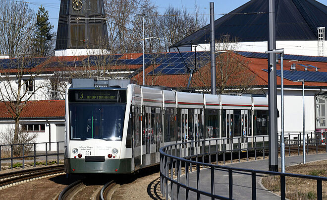 Eine swa Tram fährt im Augsburger Stadtgebiet. - Ein Klick auf das Bild führt zur Fotoansicht.