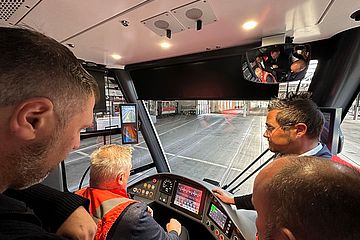 Fahrer in Straßenbahnmodell Tramlink