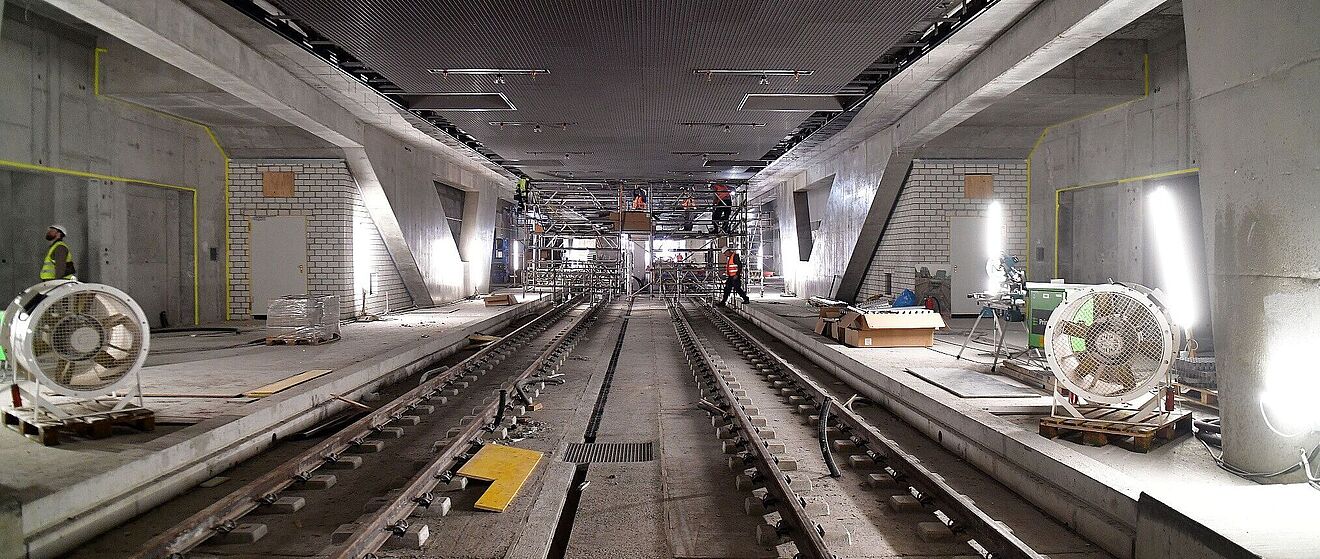 Bild vom unterirdischen Gleisbau im Augsburger Hauptbahnhof.