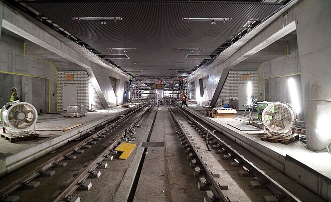 Bild vom unterirdischen Gleisbau im Augsburger Hauptbahnhof.