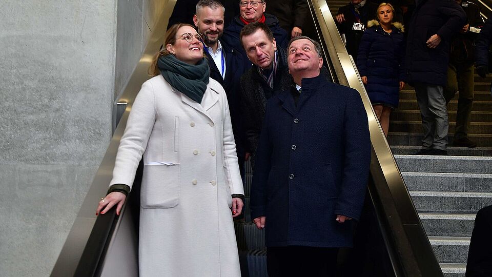 Menschen stehen auf den Rolltreppen und den normalen Treppen im Augsburger Hauptbahnhof und schauen nach oben. Ein Klick sorgt für eine Großansicht des Bildes.