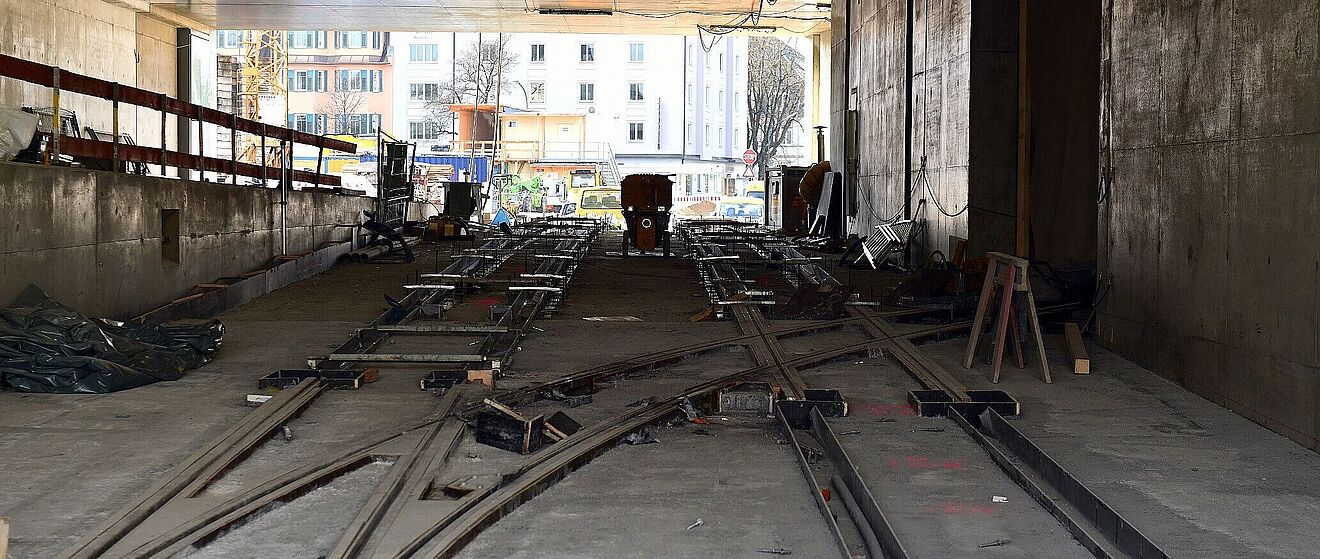 Gleisbauarbeiten an der neuen Haltestelle im Augsburger Hauptbahnhof