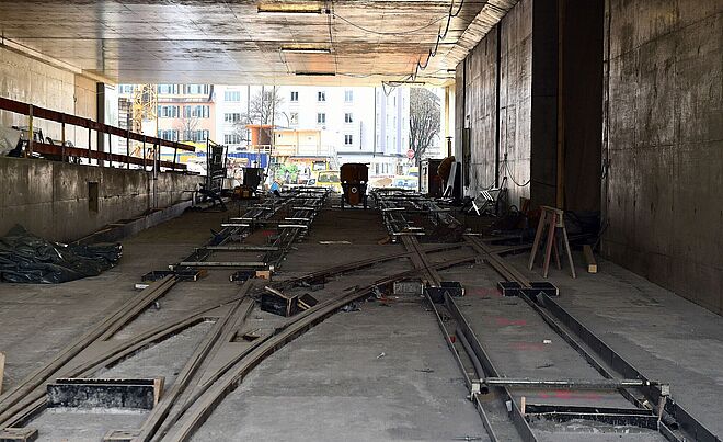 Gleisbauarbeiten an der neuen Haltestelle im Augsburger Hauptbahnhof