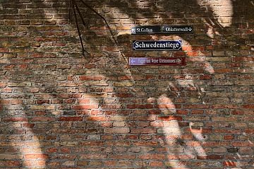 Mauer mit Schild Schwedenstiege