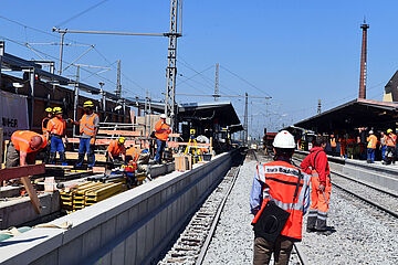 Bauarbeiter arbeiten am Augsburger Hauptbahnhof. - Ein Klick auf das Bild führt zur vergrößerten Fotoansicht.