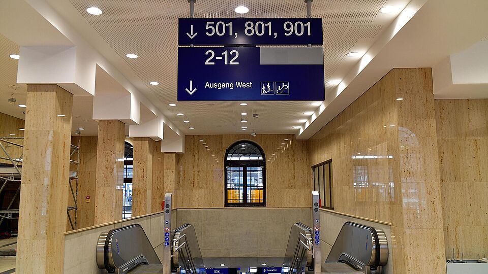 Rolltreppen im Augsburger Hauptbahnhof zum Untergrund Weg zu den verschiedenen Gleisen