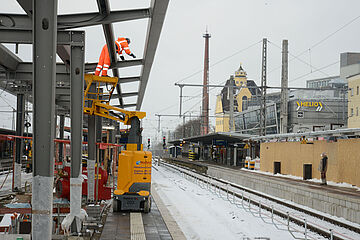 Neue Dächer werden über den Hauptbahnhof-Plattformen installiert. - Ein Klick auf das Bild führt zur vergrößerten Fotoansicht.