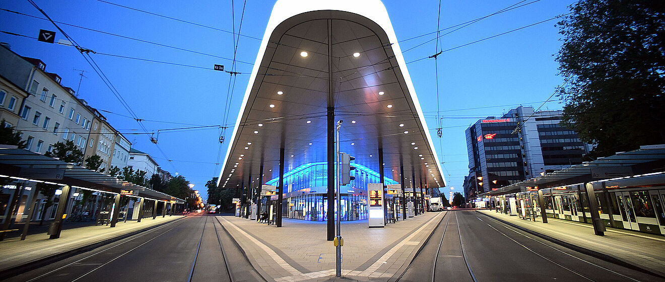 Königsplatz beleuchtet bei Dämmerung